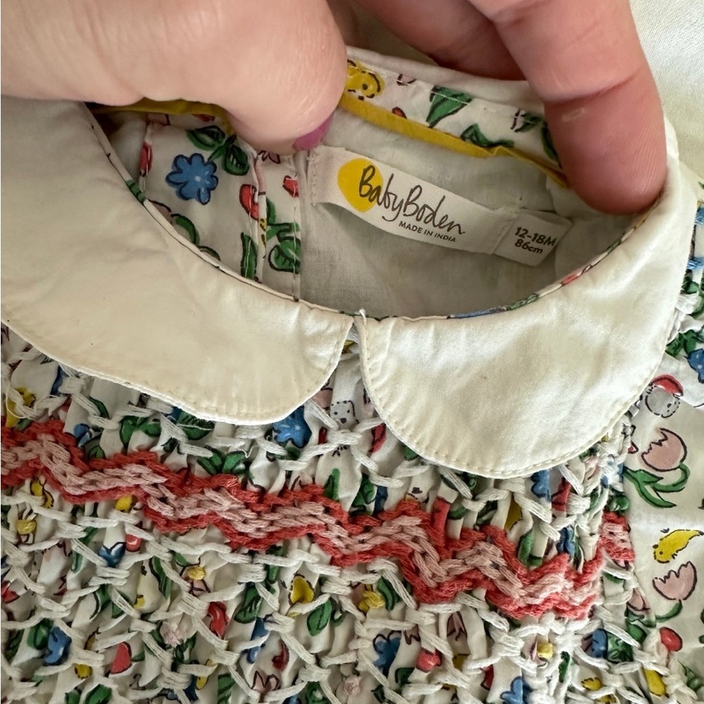 Baby Boden 12-18 months | Smocked Baby Dress with Easter Yellow Chick Appliques - Picture 4 of 4
